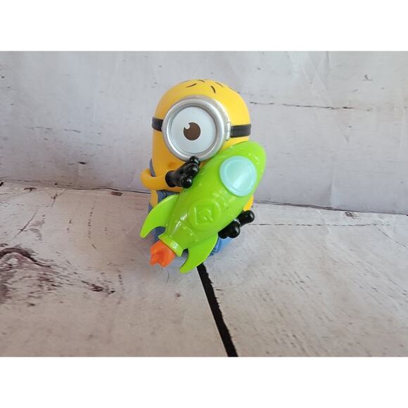 Despicable Me 3 McDonald's 2017 Minions With Rocket Toy Figure - Picture 1 of 6